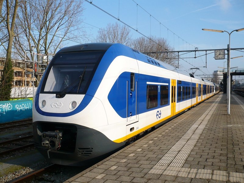 2406 auf Gleis 16 Rotterdam Centraal Station 27-01-2010.