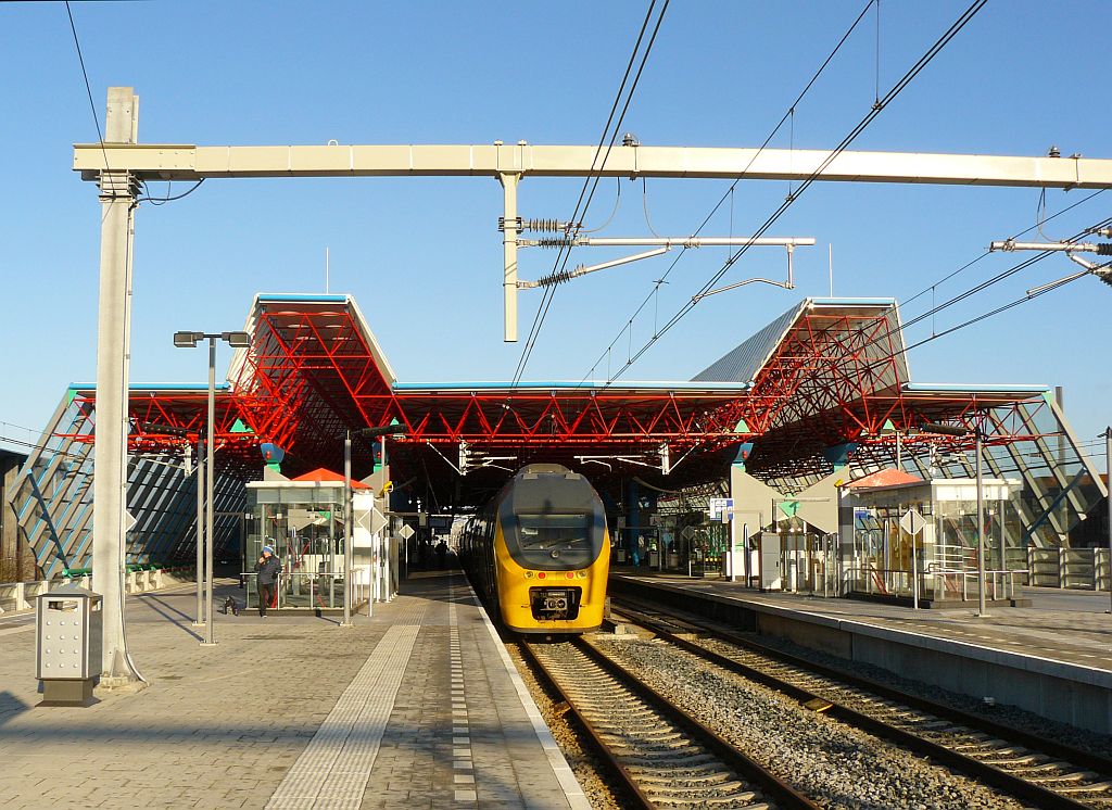 Bahnhof Lelystad Centrum mit auf Gleis 2 ein DD-IRM-IV. Lelystad 11-12-2012,

Station Lelystad Centrum met op spoor 2 een DD-IRM-IV. Lelystad 11-12-2012,