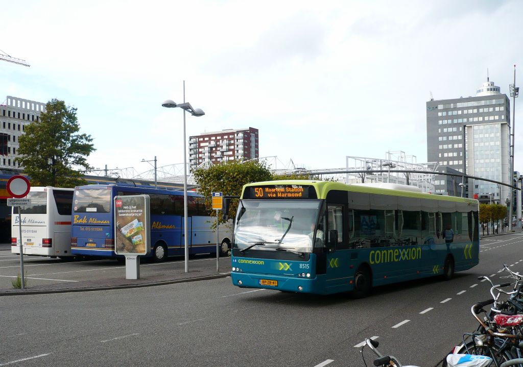 Connexxion Bus 8515, DAF/VDL Berkhof Ambassador 200, Baujahr 2005. Stationsplein Leiden 11-09-2011.