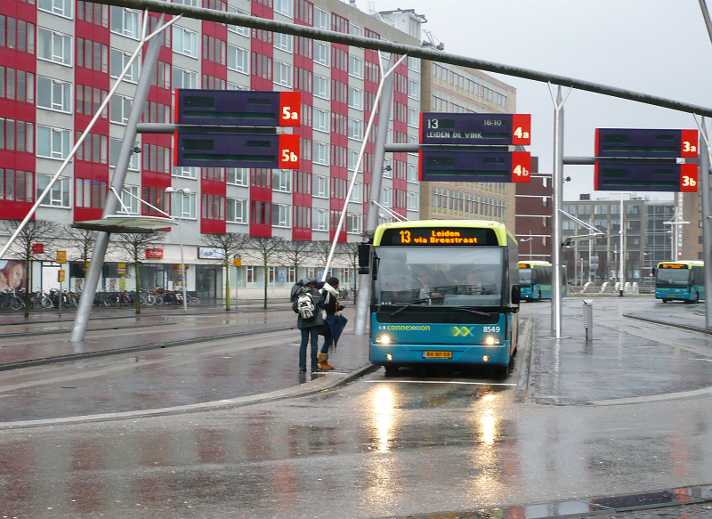Connexxion Bus 8549 Leiden Centraal Station 27-02-2011.