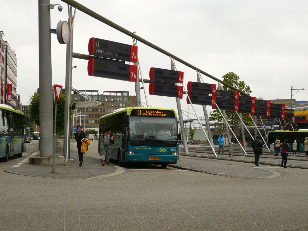 Connexxion bus 8592 VDL Berkhof Ambassador 200 bouwjaar 2005. Stationsplein Leiden 12-06-2012.