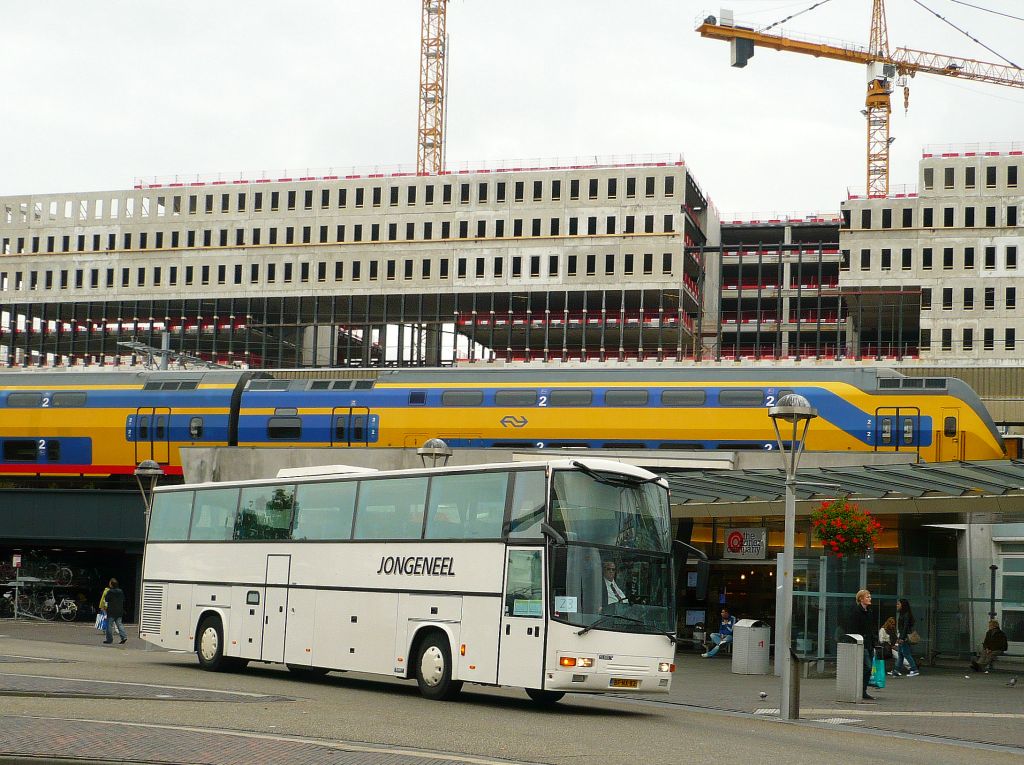 DAF Smit-Joure Reisebus der Firma Jongeneel. Leiden Centraal Station 17-09-2011.