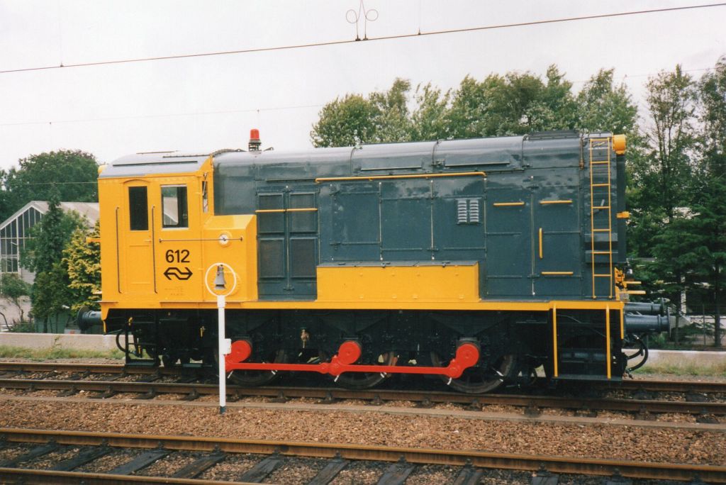 DER Lok 612 AW Tilburg. Augustus 1990. Scan und Bild: Hans van der Sluis.

DER loc 612 net afgeleverd en strak in de verf bij het revisiebedrijf Tilburg. Augustus 1990.