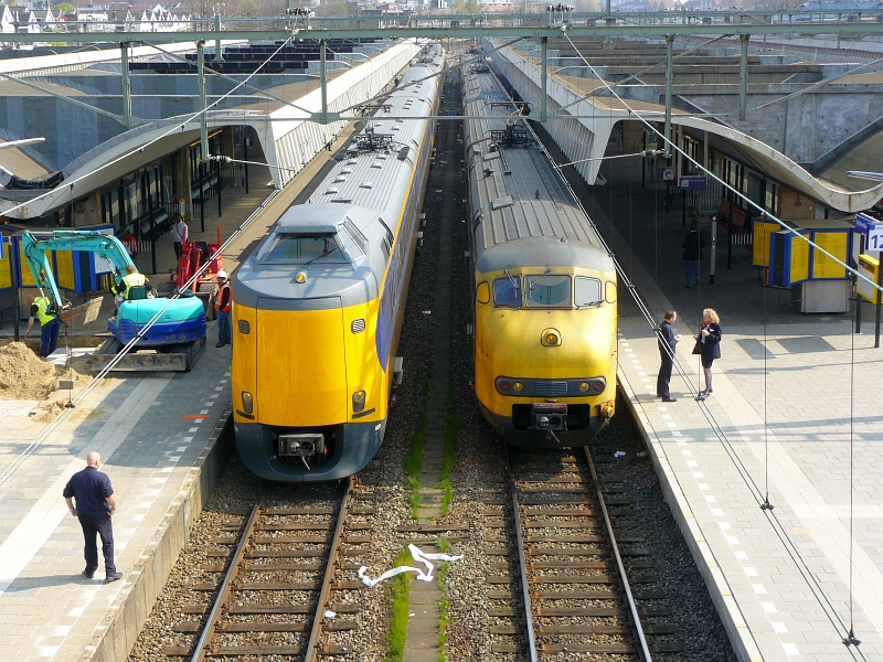 Ein ICM Koploper und Mat'64 Plan V in Rotterdam Centraal Station am 14-04-2010.