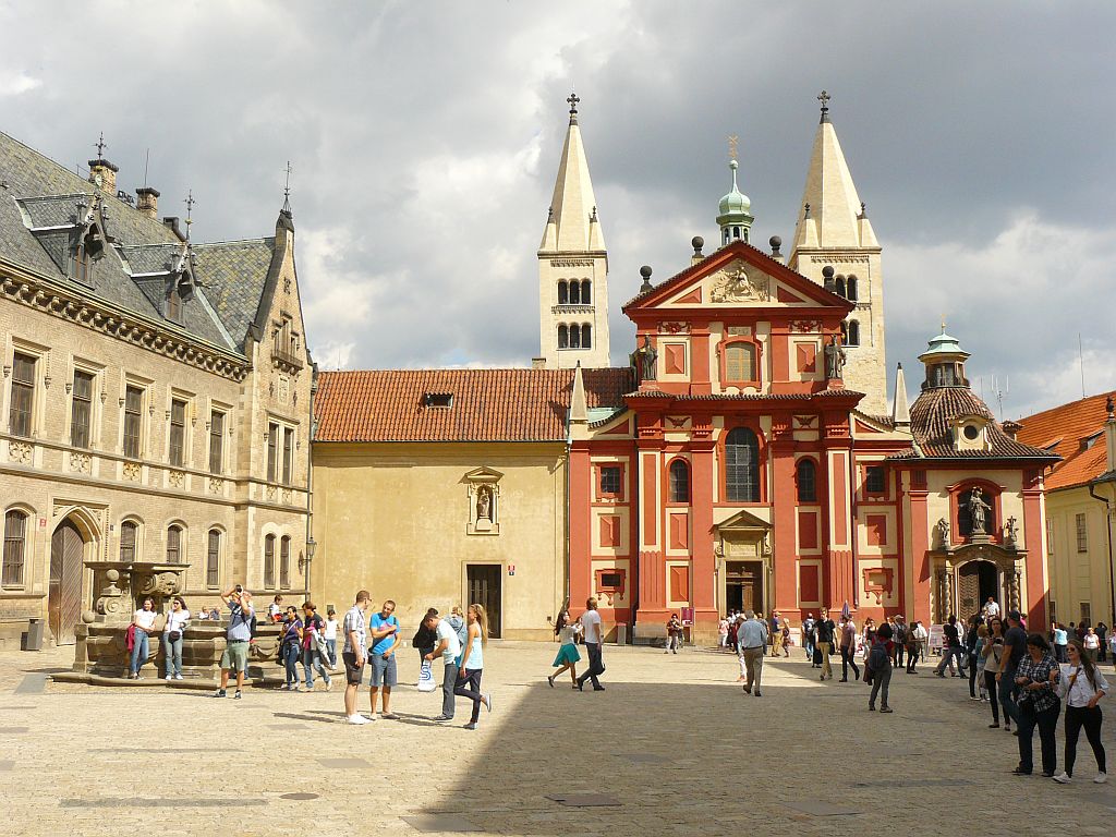 Eingang St. Georg-Basilika, Prager Burg (Prask hrad). Prag 08-09-2012.

Sint Joris basiliek Burchtwijk (Prask hrad). Praag 08-09-2012.