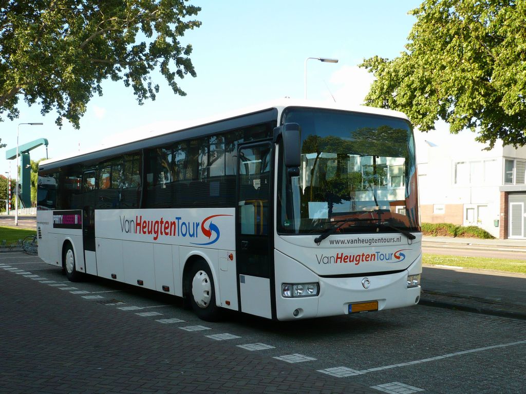 Iveco Irisbus Crossway Bus, Leiden, Niederlande 01-07-2012.   Iveco Irisbus Crossway van de firma Van Heugten uit Den Haag. Willem Barentszstraat Leiden 01-07-2012.