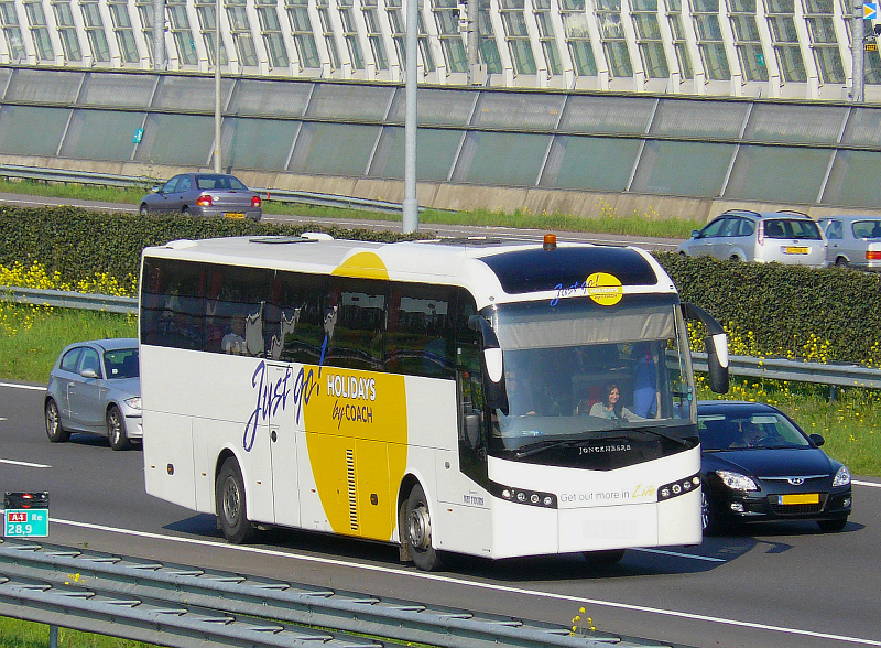 Jonckheere Reisebus aus Grossbritannien. Autobahn A4 bei Leiderdorp, Niederlande am 18-04-2011.