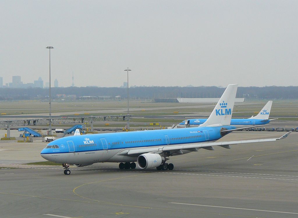 KLM Airbus A330-200 PH-AOA  Dam Amsterdam . Flughafen Schiphol, Amsterdam, Niederlande 13-03-2011.

KLM Airbus A330-200 geregistreerd als PH-AOA en genaamd  Dam Amsterdam . Eerste vlucht van dit vliegtuig 01-08-2005. Schiphol, Amsterdam 13-03-2011.