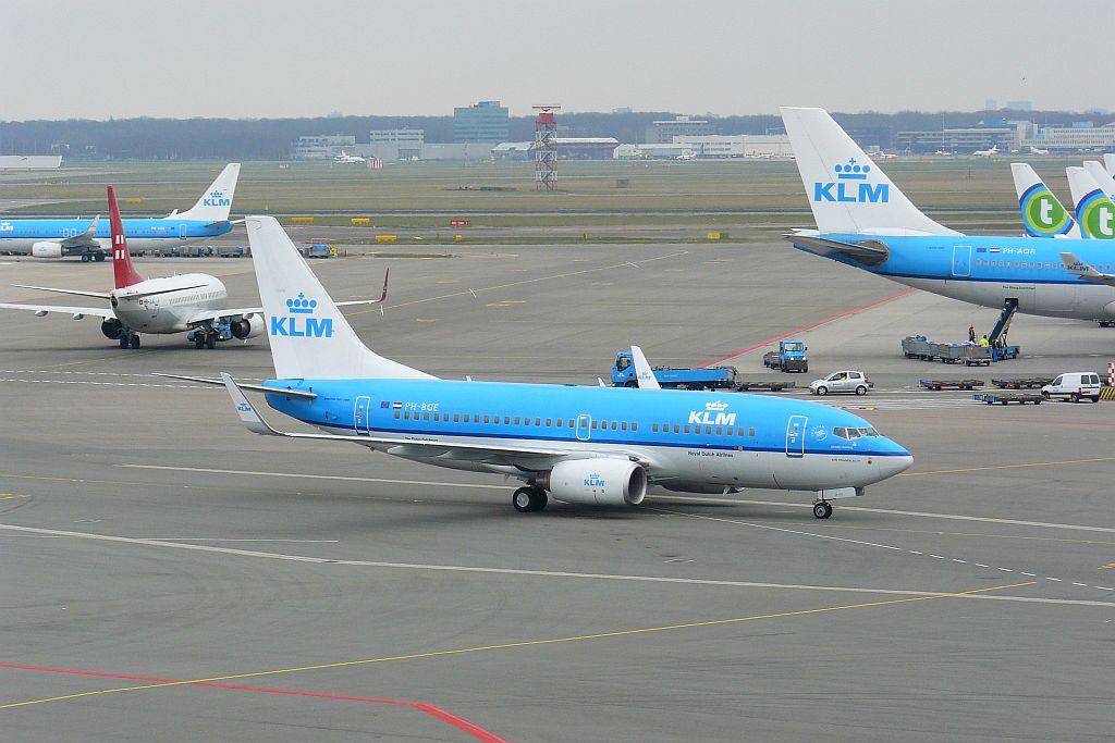 KLM Boeing 737-700  PH-BGG Flughafen Schiphol, Amsterdam, Niederlande 13-03-2011.


KLM Boeing 737-700 geregistreerd als PH-BGG en genaamd Ortolaan/Ortolan Bunting.  Eerste vlucht van dit vliegtuig 08-08-2008. Schiphol 13-03-2011.