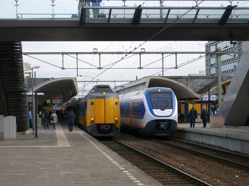 Links auf Gleis 13 ein Koploper mit daneben ein SLT Nahverkehrszug auf Gleis 12. Rotterdam Centraal Station 10-11-2010.