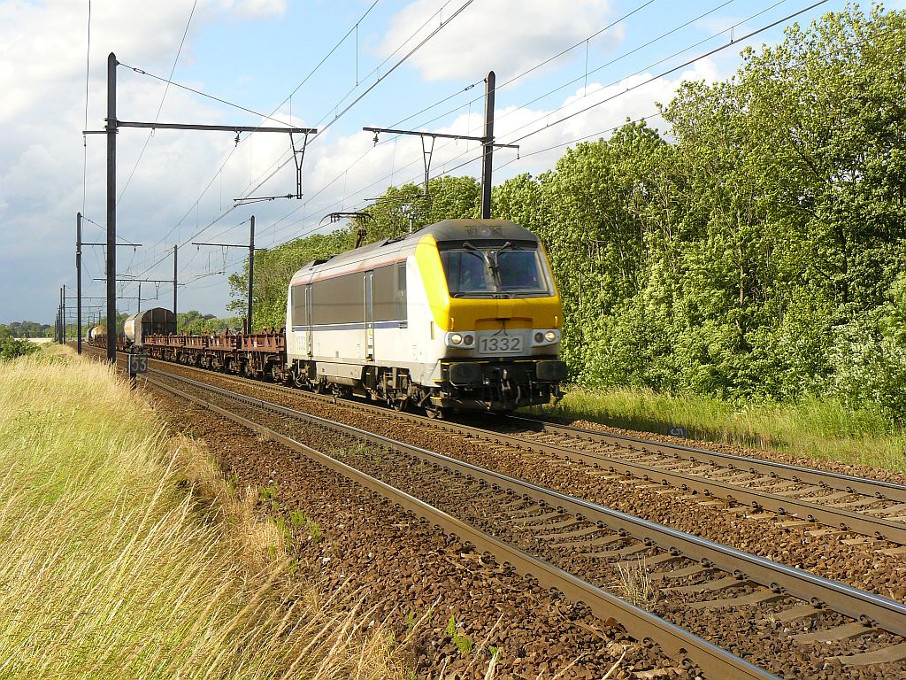 Lok 1332 in Ekeren bei Antwerpen 22-06-2012.

Locomotief 1332 met gemengde goederentrein. Ekeren 22-06-2012.