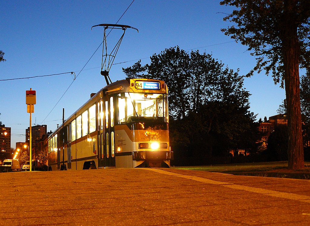 MIVB TW 7732 Haltestelle Stadion. Houba de Strooperlaan, Brussel, Belgien 10-05-2013.


MIVB tram 7732 in de avond bij de halte Stadion aan de Houba de Strooperlaan in Brussel, Belgi 10-05-2013.