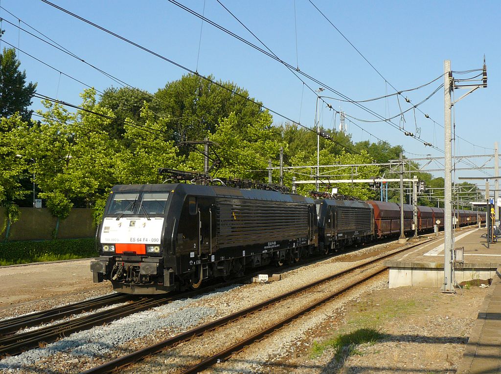 MRCE locomotief 189 990 trekt met zusterlok een beladen kolentrein. Dordrecht 18-07-2013.
