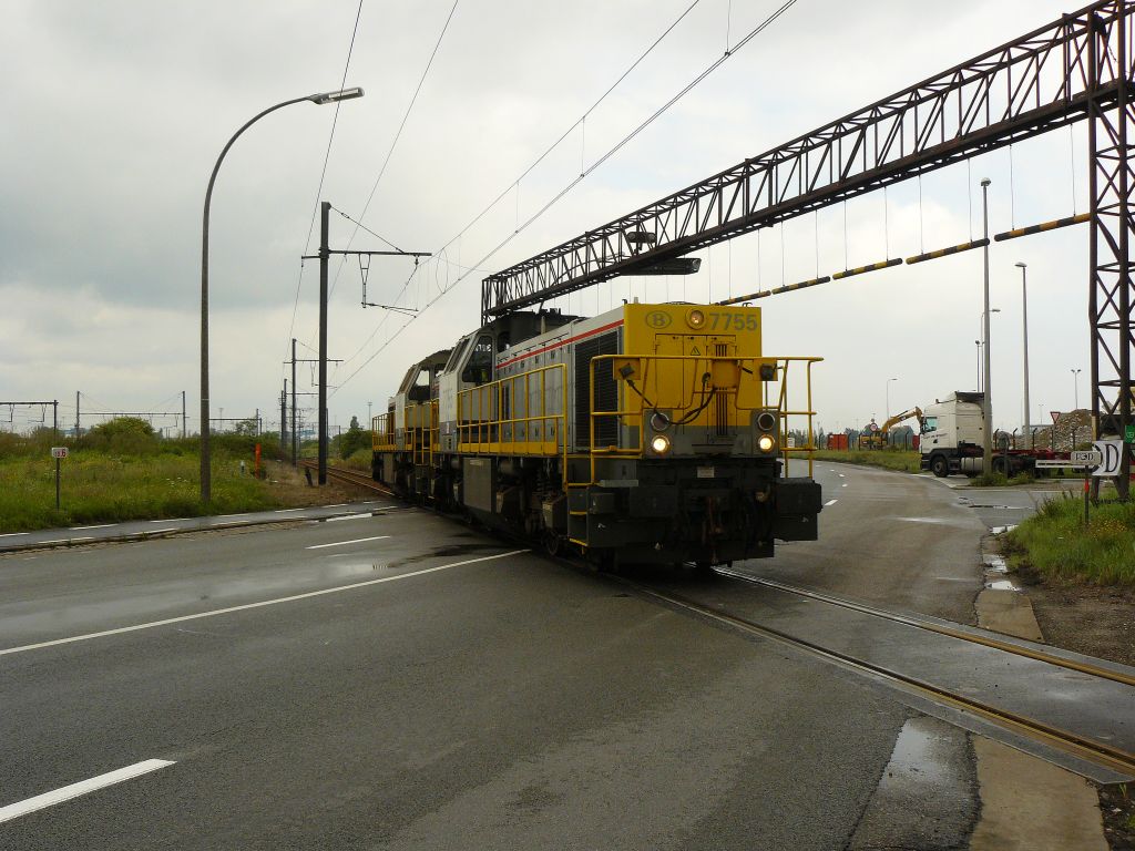 NMBS 7755 und 77XX Noorderlaan Antwerpen 12-08-2011.