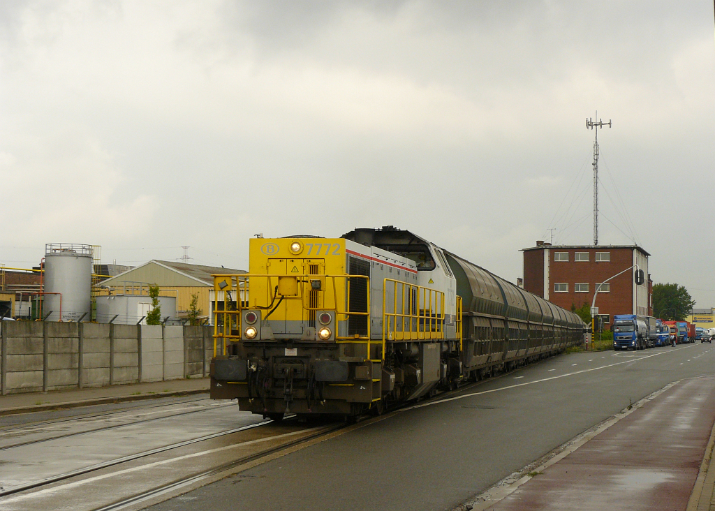 NMBS 7772 mit Gterzug. Oostweelsteenweg Hafen Antwerpen 12-08-2011.
