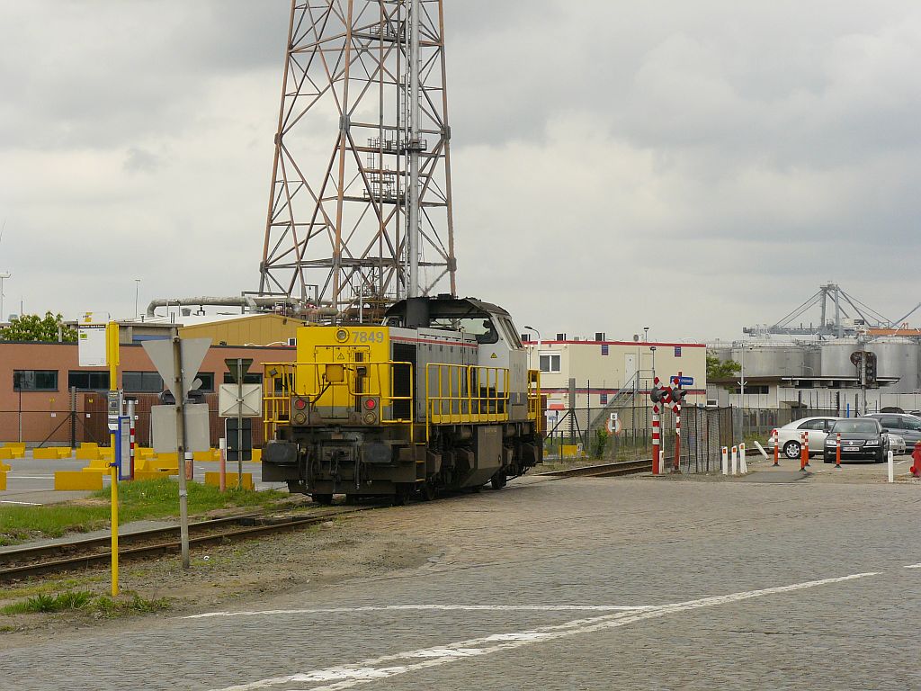NMBS 7849 Overweg Polderdijkweg haven Antwerpen 10-05-2013.