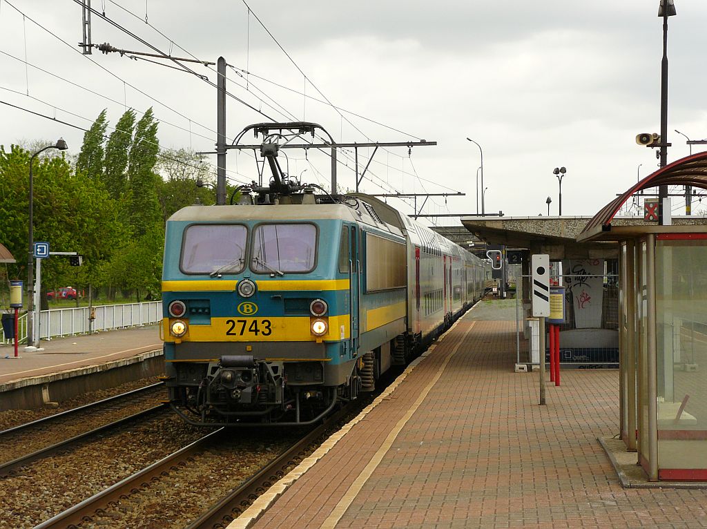 NMBS lok 2743 mit M6 Wagen. Antwerpen Noorderdokken 10-05-2013.

NMBS loc 2743 met M6 rijtuigen. Antwerpen Noorderdokken 10-05-2013.