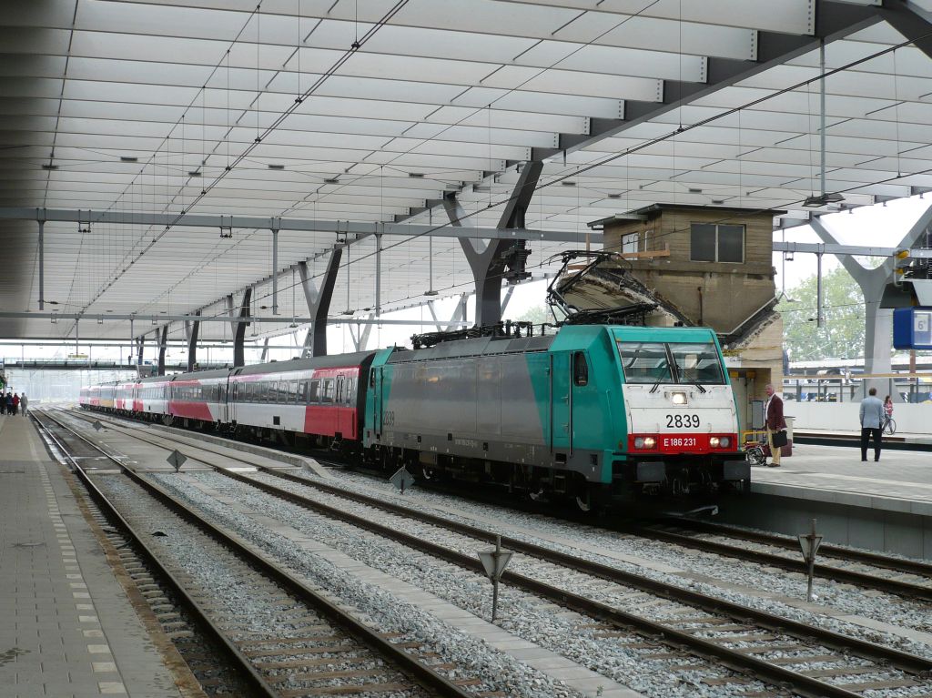 NMBS Lok 2839 mit Intercity nach Brussel. Gleis 6 Rotterdam 24-08-2011.