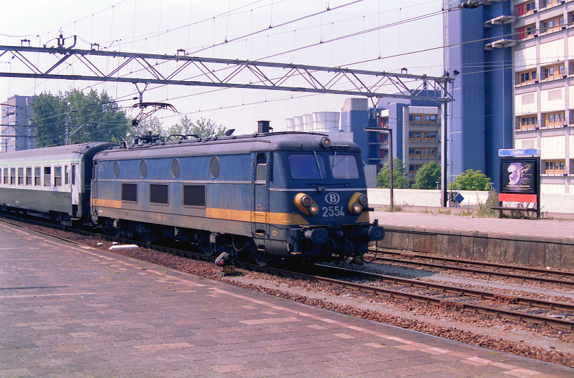 NMBS Lok Nummer 2554 mit D-zug aus Frankreich fotografiert in Leiden, Niederlande am 29-07-1992.