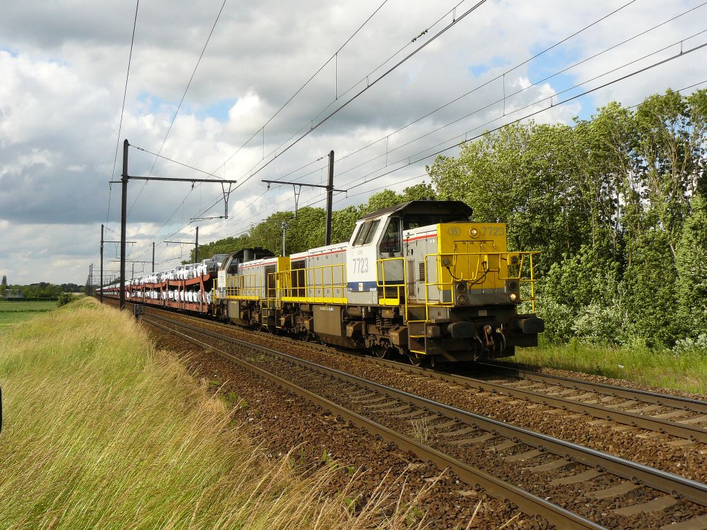 NMBS Loks 7723 und 7719 Donklaan Ekeren, Belgin 22-06-2012.  NMBS diesellokomotieven 7723 en 7719 met goederentrein beladen met auto's Donklaan Ekeren, Belgi 22-06-2012.