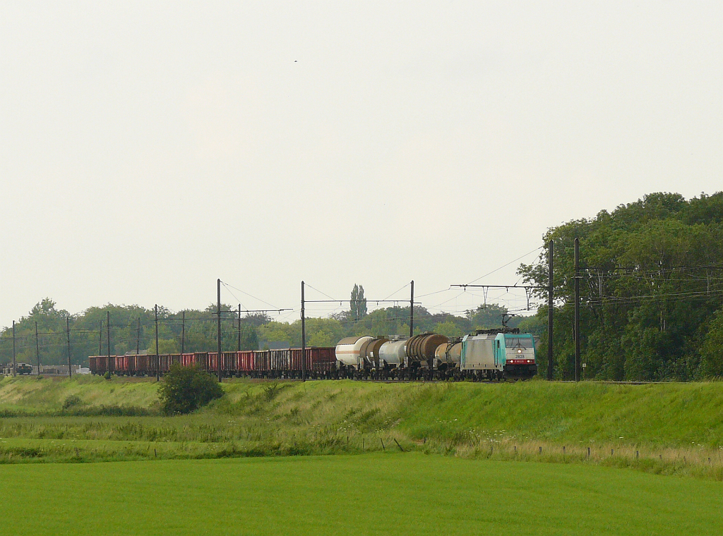 NMBS TRAXX LOk 2828 mit Gterzug bei Ekeren am 12-08-2011.