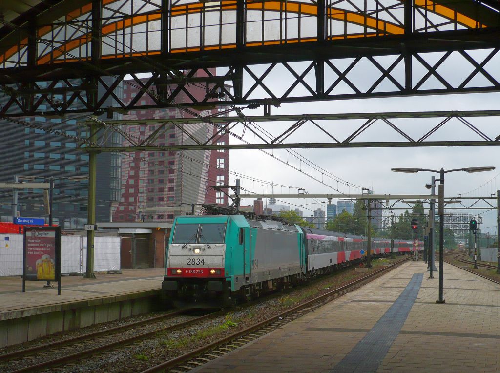 NMBS TRAXX Lok 2834 met Intercity von Amsterdam nach Brussel Den Haag Hollands Spoor 24-08-2011.    NMBS TRAXX lokomotief 2834 met Beneluxtrein van Amsterdam naar Brussel  op spoor 4 Den Haag Hollands Spoor 24-08-2011.