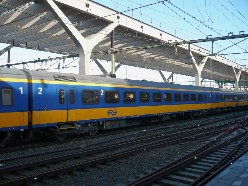 NS 2.Klasse Intercitywagen Typ ICR Nummer 50 84 20-77 155-4 in ein Intercity von Den Haag CS nach Venlo auf Gleis 3 in Rotterdam Centraal Station am 15-12-2010.
