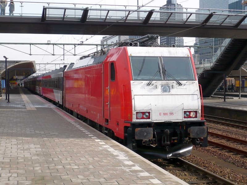 NS Hispeed Traxx Lok Nummer 91 84 1186 115-9 mit FYRA Zug nach Amsterdam auf Gleis 11 Rotterdam centraal station 24-02-2010.