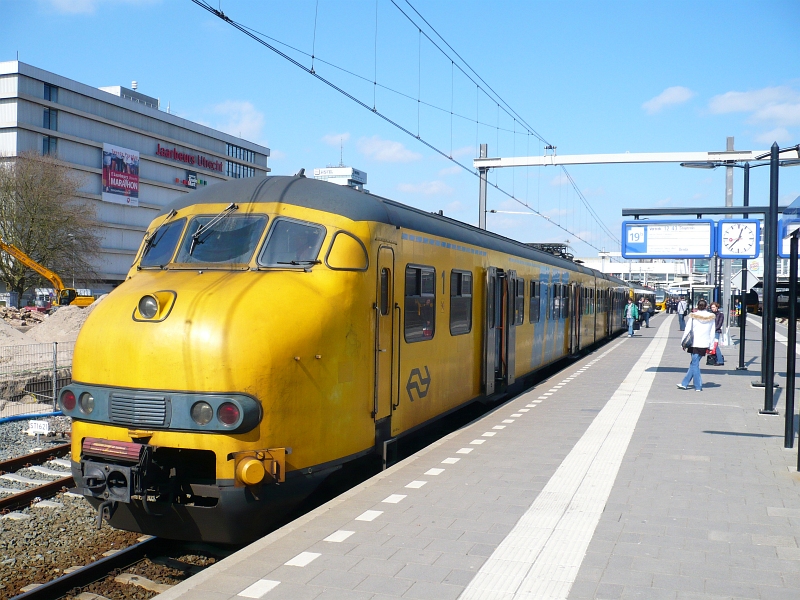 NS mat '64 Plan V Nummer 866 und 920 auf Gleis 19 in Utrecht centraal station 06-04-2010.
