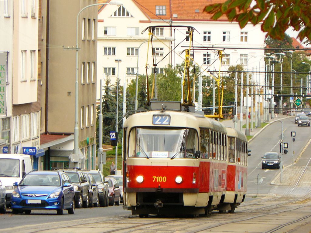 PDD TW 7100 Tatra T3 SUCS Baujahr 1985. Bělohorsk, Prag 07-09-2012.

PDD tram 7100 Tatra T3 SUCS bouwjaar 1985. Gefotografeerd vanaf de tramhalte Mrjanka. Bělohorsk ter hoogte van de Liborova, Praag 07-09-2012.