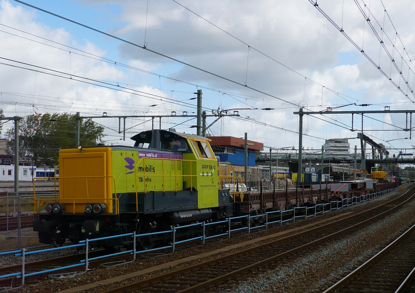 RRF (Rotterdam Rail Feeding) Lok Nummer 106 mit Bauzug, Rotterdam Centraal Station 15-09-2010.