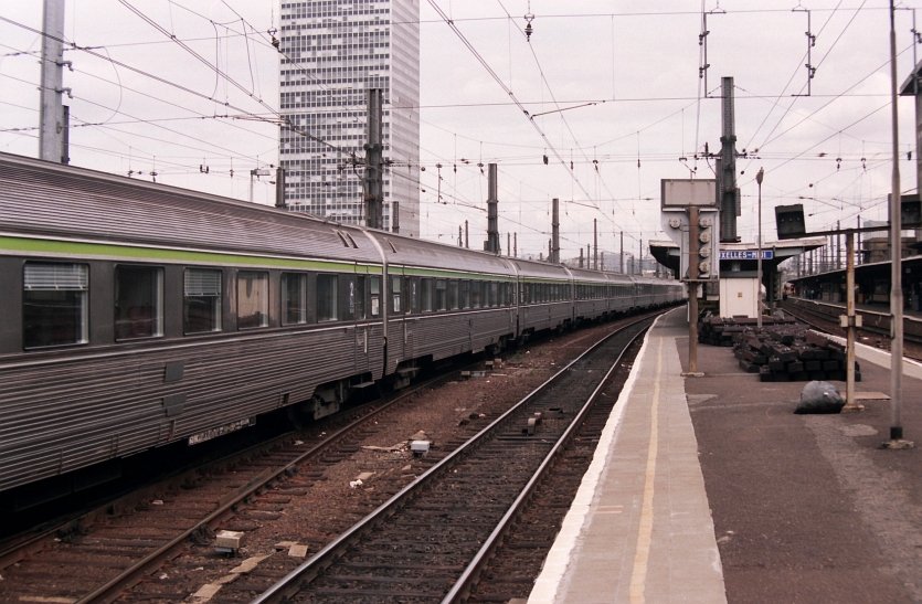 SNCF INOX Sitzwagen ex-TEE in Brussel-Zuid 20-08-1994.