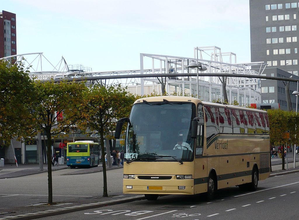 Volvo Berkhof Axial Reisebus der Firma Verhoef. Stationsplein Leiden 11-09-2011.