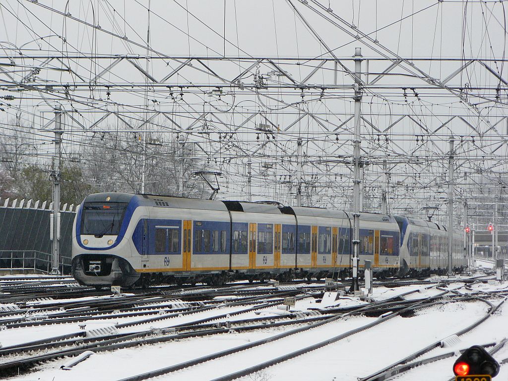 Zwei Mal SLT einfahrt Utrecht Centraal Station 07-12-2012.

Twee treinstellen SLT rijden in de sneeuw het Centraal Station van Utrecht binnen aan de noordzijde 07-12-2012.