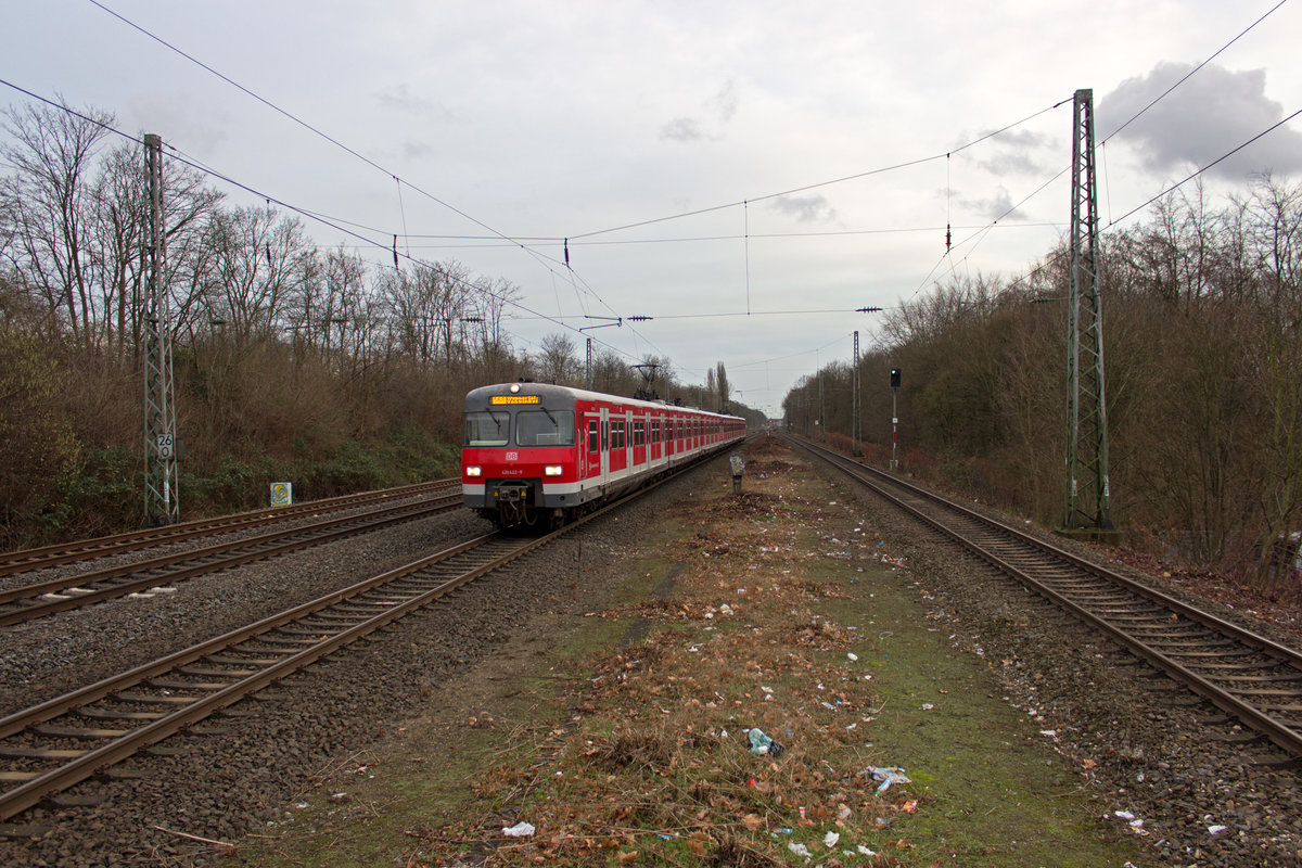 420 422 hat soeben die Fahrt nach Wuppertal begonnen und bremst dem Haltepunkt Dsseldorf Garath entgegen.