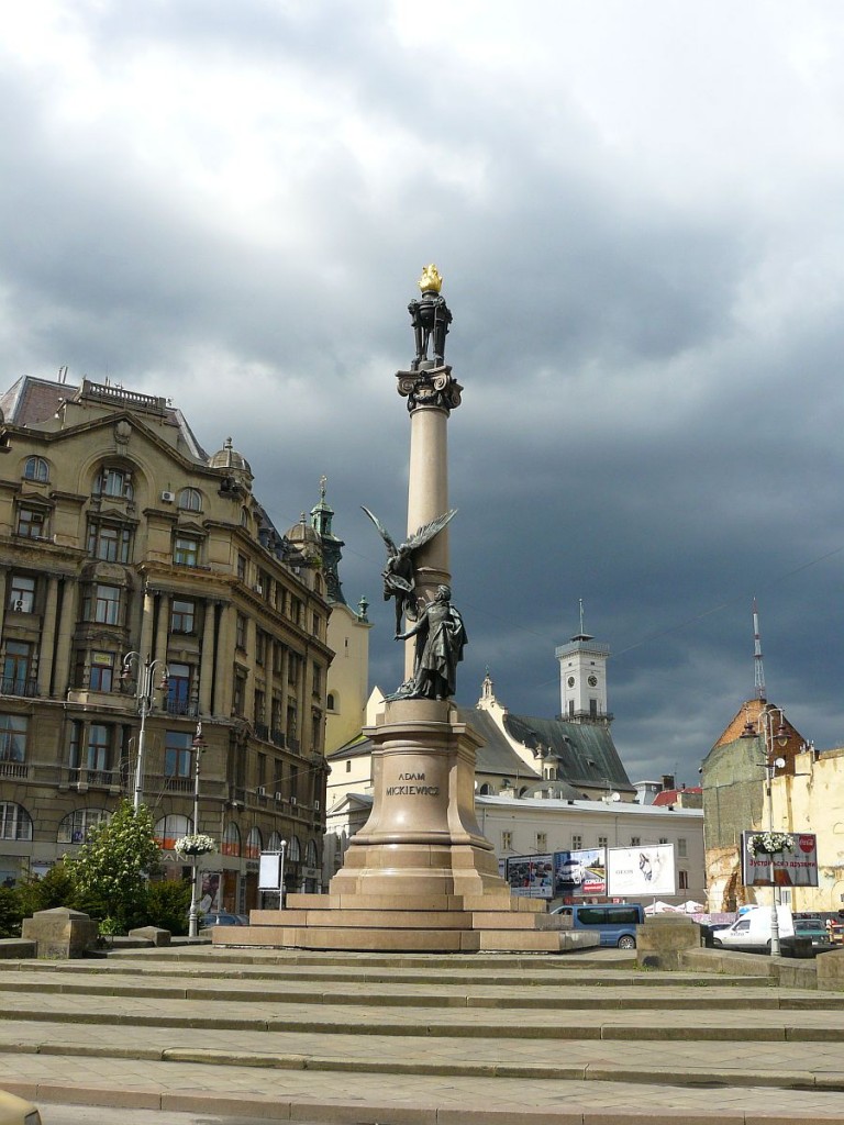 Adam Mickiewicz Denkmal. Miskevycha Platz, Lviv, Ukraine 16-05-2015.

Monument voor de dichter Adam Mickiewicz. Miskevycha plein, Lviv 16-05-2015.