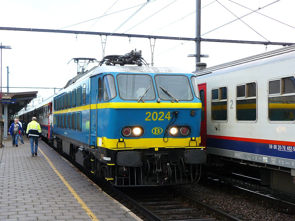 Afscheidsrit NMBS reeks 20 georganiseerd door de TSP met locomotief 2024. Tournai (Doornik), Belgi 11-05-2013.