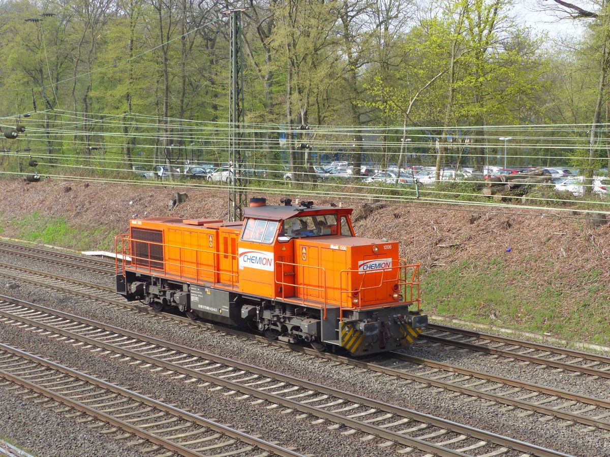ALS (Alstom Lokomotiven Service GmbH) Mak G1206 Diesellok 92 80 1275 002-4 D-ALS mit Aufschrift  Chemion . Abzweig Lotharstrasse. Forsthausweg, Duisburg 12-04-2018.

ALS (Alstom Lokomotiven Service GmbH) Mak G1206 dieselloc 92 80 1275 002-4 D-ALS met opschrift  Chemion . Abzweig Lotharstrasse. Forsthausweg, Duisburg 12-04-2018.