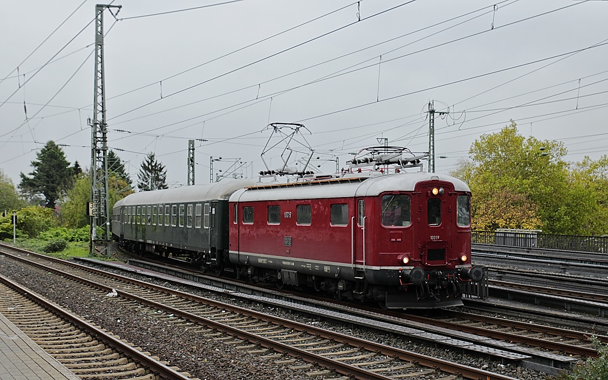 Anlässlich des 40-jährigen Bestehens setzte das in Düsseldorf ansässige Modellbahngeschäft Lokschuppen Menzel am 01.11.2018 einen mit 01 150 bespannten Sonderzug ein, als Schublok fand die Re 4/4 I 10019 der Centralbahn Verwendung. Die Fahrt führte von Düsseldorf durch das Ruhrgebiet und über Witten und Wuppertal zurück. Während die vormittägliche Rundfahrt planmässig durchgeführt wurde, gab es bei der Ruhepause in Düsseldorf Abstellbahnhof mit dem Wenden der 01 anscheinend Probleme, so dass der nachmittägliche Sonderzug zur Enttäuschung der zahlreichen Fotografen den Abstellbahnhof mit der Re 4/4 10019 an der Spitze verliess. Kleiner Trost: Diese Lok sieht man bei uns auch nicht alle Tage.