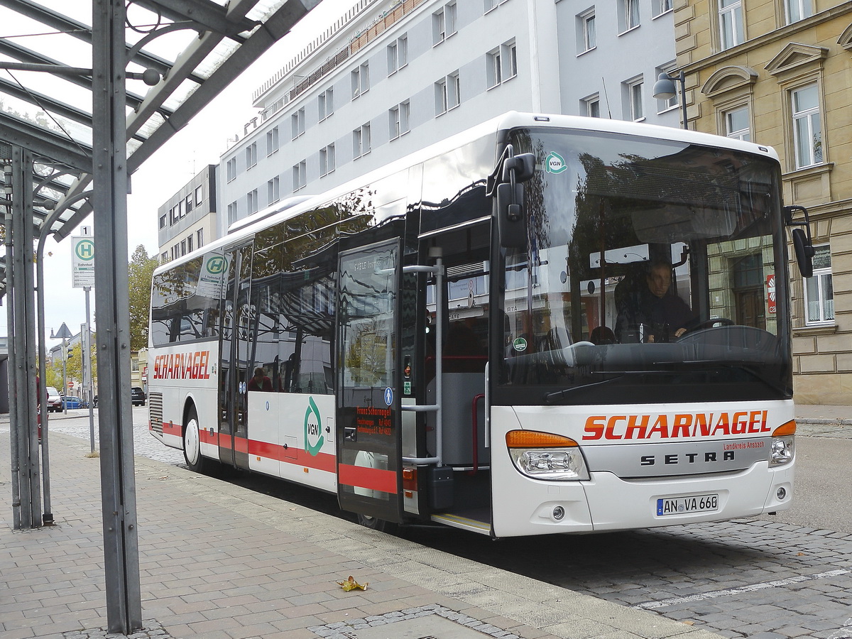 Ansicht von der Haltestelle auf den Setra S 415 business der Firma Franz Scharnagel  vor dem Bahnhof Ansbach am 02. November 2018.