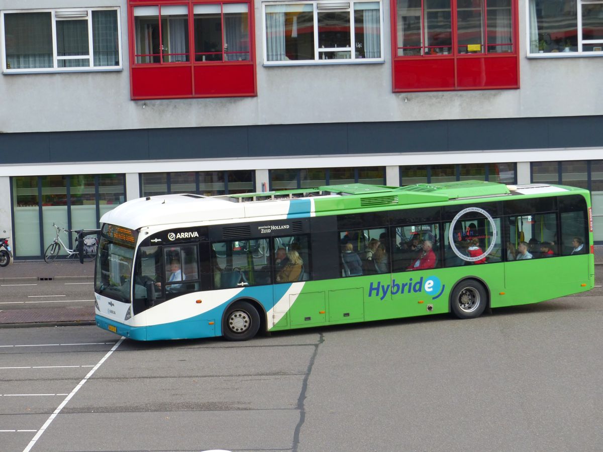 Arriva Bus 4841 Van Hool New A300 Hybride Baujahr 2009. Stationsplein, Leiden 31-12-2018.

Arriva bus 4841 Van Hool New A300 Hybride bouwjaar 2009. Stationsplein, Leiden 31-12-2018.