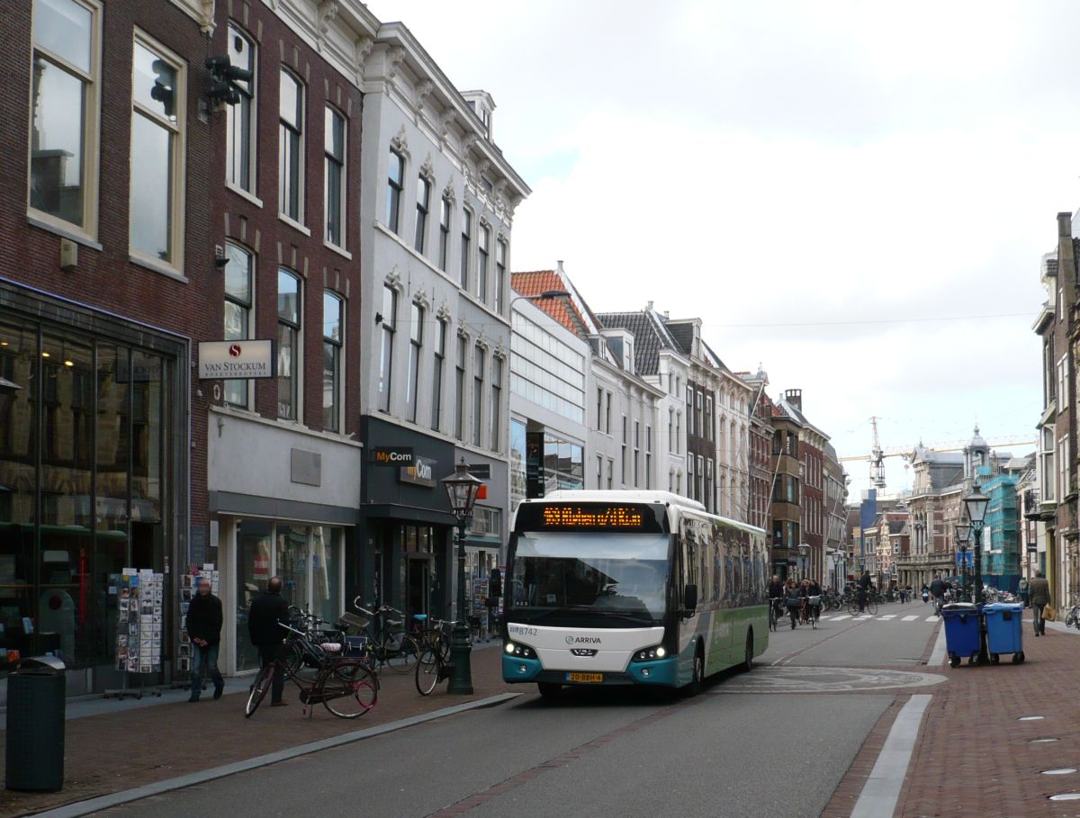 Arriva Bus 8742 DAF VDL Citea LLE120 Baujahr 2012. Breestraat, Leiden 30-03-2016.

Arriva bus 8742 DAF VDL Citea LLE120 bouwjaar 2012. Breestraat, Leiden 30-03-2016.