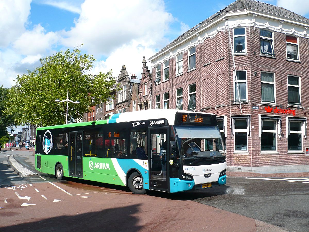 Arriva Bus 8794 DAF VDL Citea LLE120 Baujahr 2012. Kort Rapenburg, Leiden 22-06-2015.

Arriva bus 8794 DAF VDL Citea LLE120 bouwjaar 2012. Kort Rapenburg, Leiden 22-06-2015.