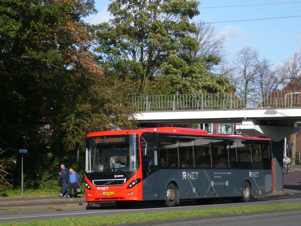 Arriva R-Net Bus 7710 Volvo 8900 Baujahr 2012. Lammenschansweg, Leiden 22-09-2017.

Arriva R-Net bus 7710 Volvo 8900 bouwjaar 2012. Lammenschansweg, Leiden 22-09-2017.