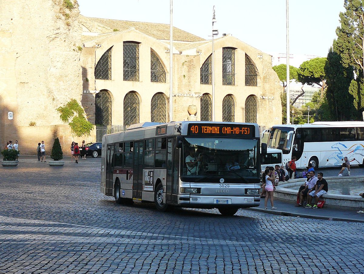 ATAC Bus 3829 Iveco 491E.12.29 CityClass Baujahr 2001. Piazza della Repubblica, Rom 30-08-2014.

ATAC bus 3829 Iveco 491E.12.29 CityClass bouwjaar 2001. Piazza della Repubblica, Rome 30-08-2014.