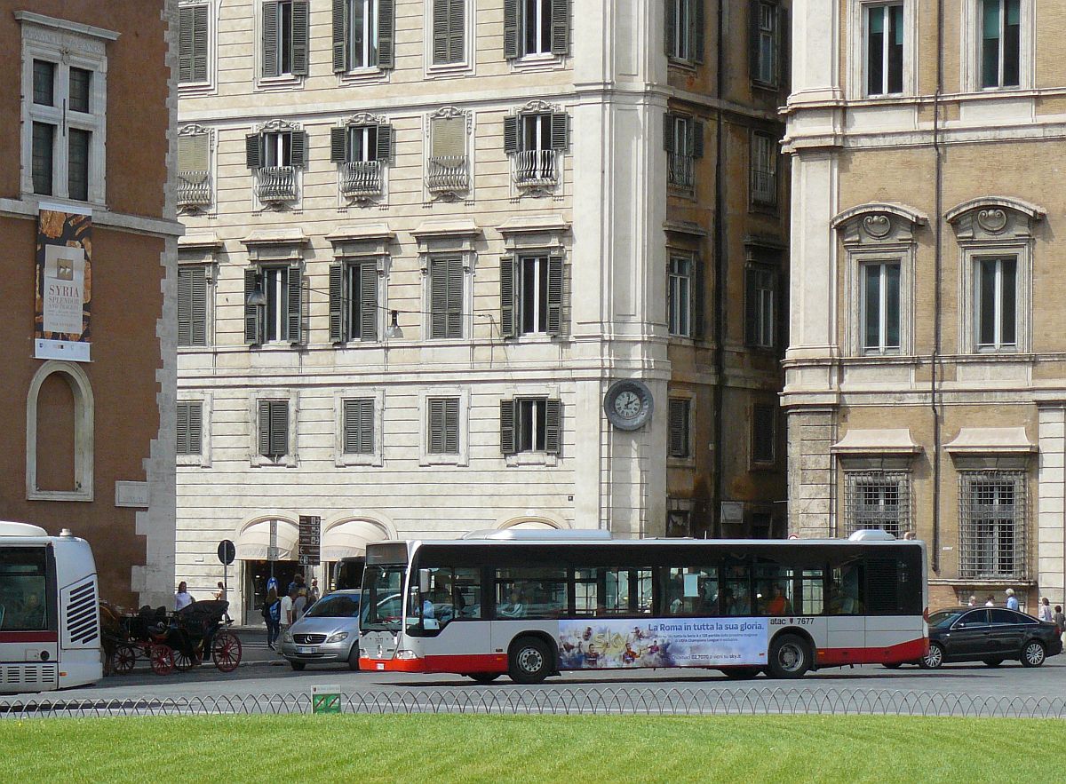 ATAC Bus 7677 Mercedes-Benz O530 Baujahr 2005. Piazza Venezia, Rom 01-09-2014.

ATAC bus 7677 Mercedes-Benz O530 bouwjaar 2005. Piazza Venezia, Rome 01-09-2014.