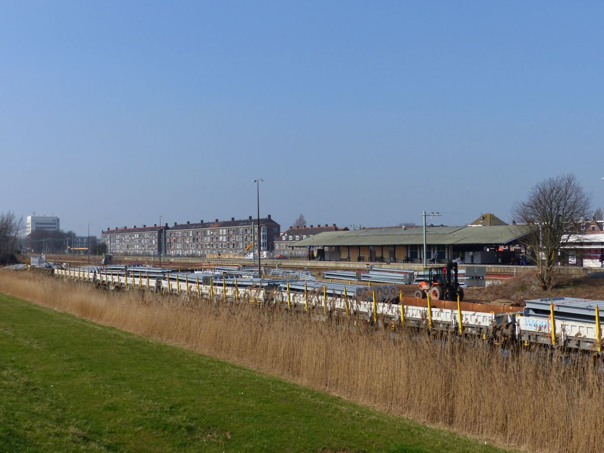 Bahnhof Vlaardingen Centrum 16-03-2017.

Goederensporen station Vlaardingen Centrum. Op spoor 408 goederenwagens voor de ombouw van de Hoekse Lijn tot metro lijn 16-03-2017.