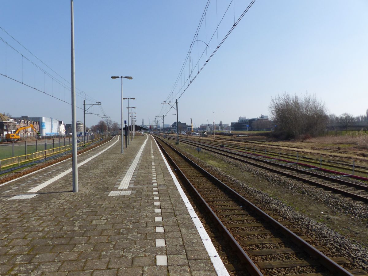Bahnsteig Gleis 1 und 2 station Vlaardingen Centrum 16-03-2017.
Het eilandperron spoor 1 en 2 station Vlaardingen Centrum 16-03-2017.