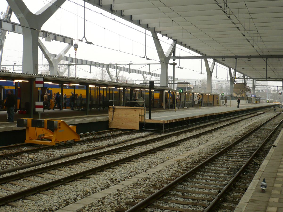 Bahnsteig Gleis 10 Rotterdam Centraal Station 29-02-2012.

Tijdelijk perron spoor 10 Rotterdam Centraal Station 29-02-2012.