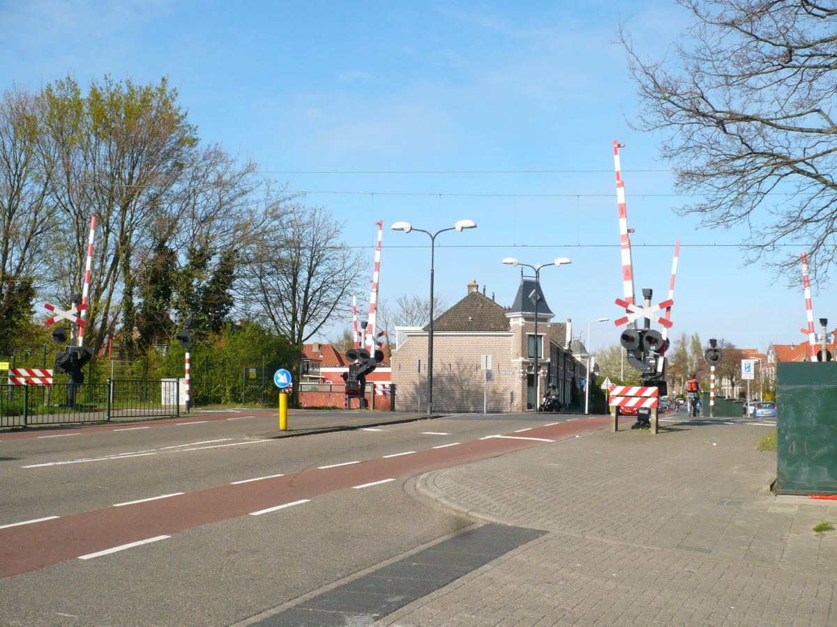 Bahnbergang Herenstraat Eisenbahnstrecke Leiden - Woerden. Herenstraat, Leiden 07-04-2017.


Overweg Herenstraat spoorlijn Leiden - Woerden. Herenstraat, Leiden 07-04-2017.